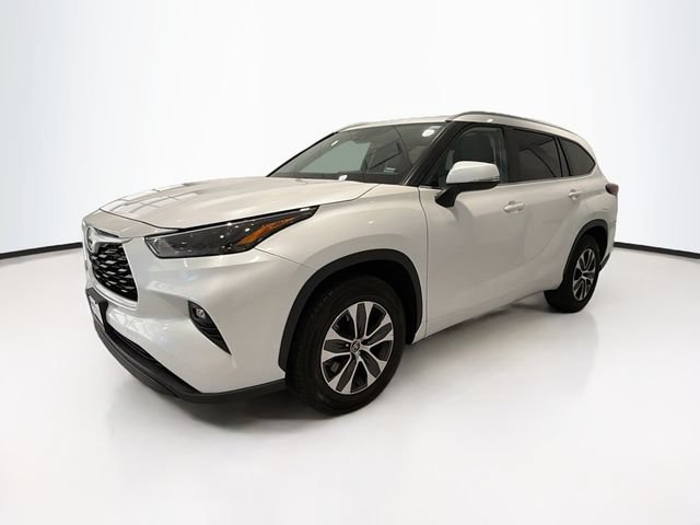 Certified 2025 Toyota Highlander XLE FWD image 3