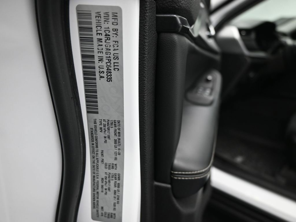 Used 2023 Jeep Grand Cherokee Laredo image 9