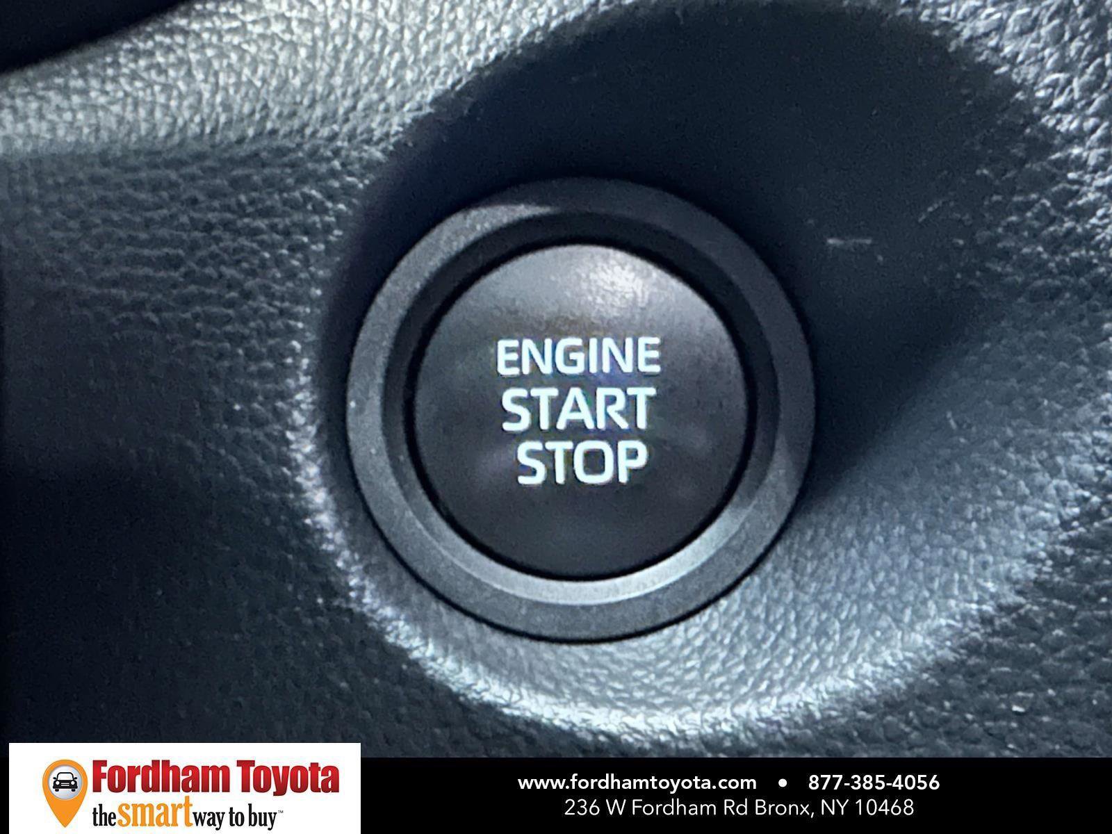 Used 2025 Toyota Corolla Cross XLE image 28