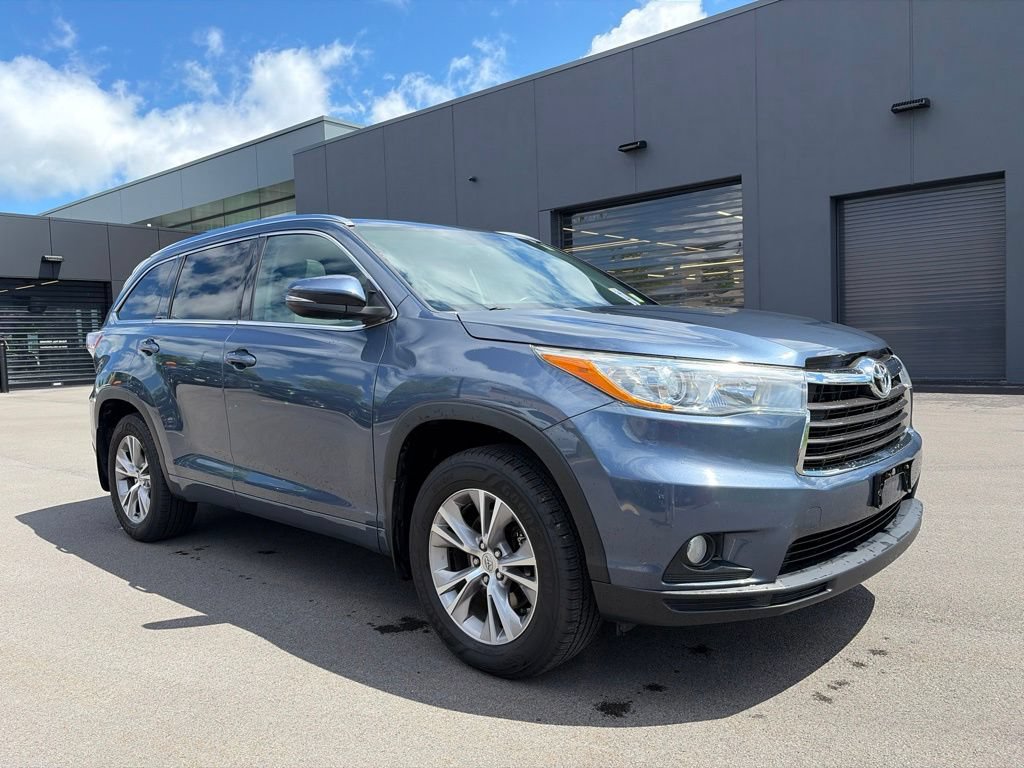 Used 2015 Toyota Highlander XLE AWD/4WD video 1