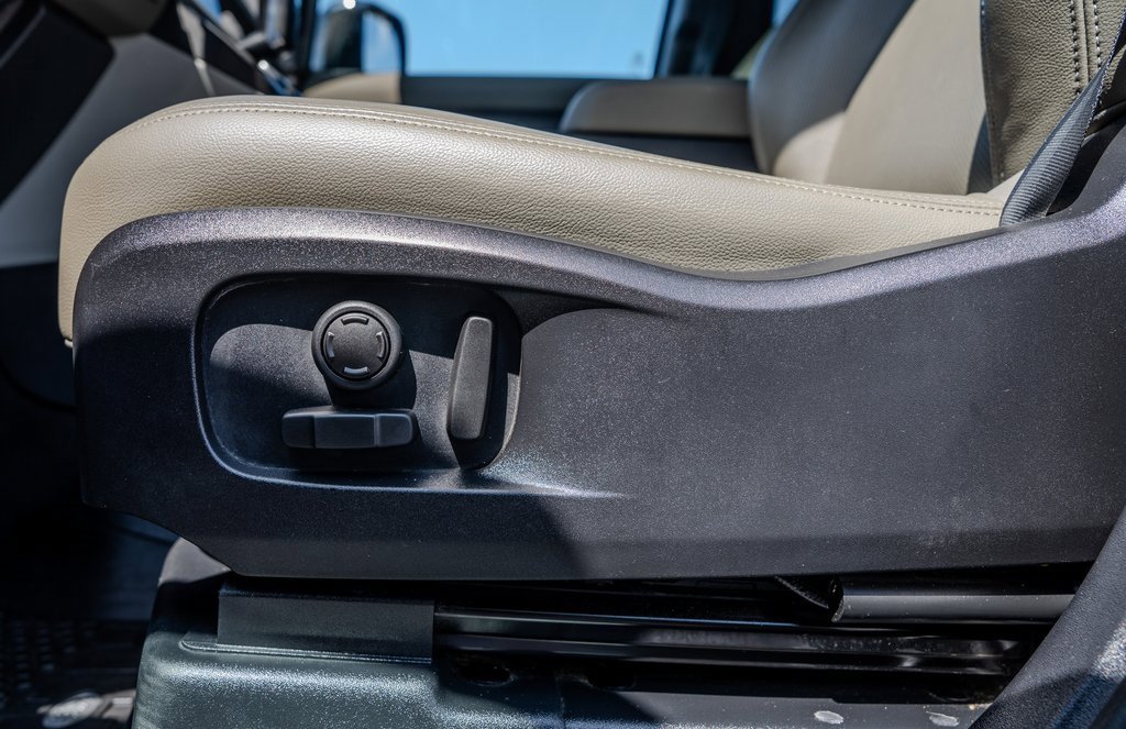 Used 2023 Land Rover Defender 110 SE image 15