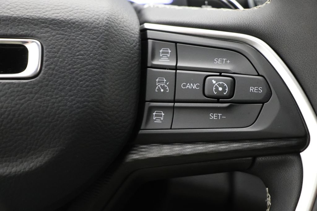 Used 2025 Jeep Grand Cherokee Altitude AWD/4WD image 19