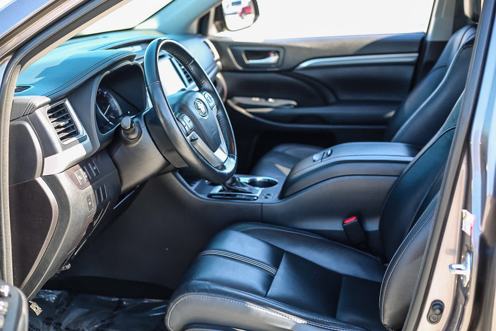 Used 2018 Toyota Highlander SE w/ Carpet Mat Package (TMS) FWD image 17