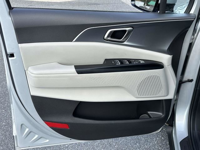 Used 2023 Kia Carnival LX image 17