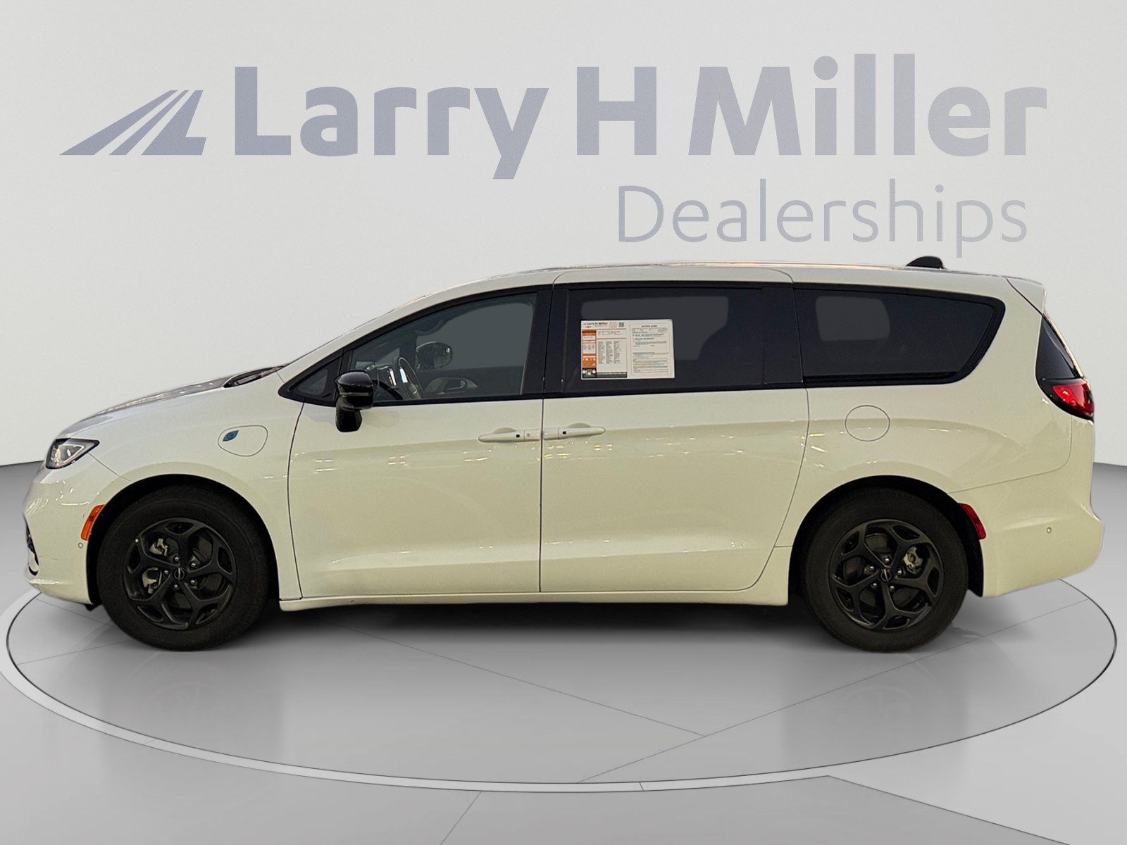Used 2024 Chrysler Pacifica Limited FWD image 2
