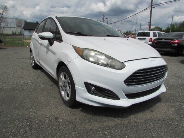 Used 2015 Ford Fiesta SE FWD image 1