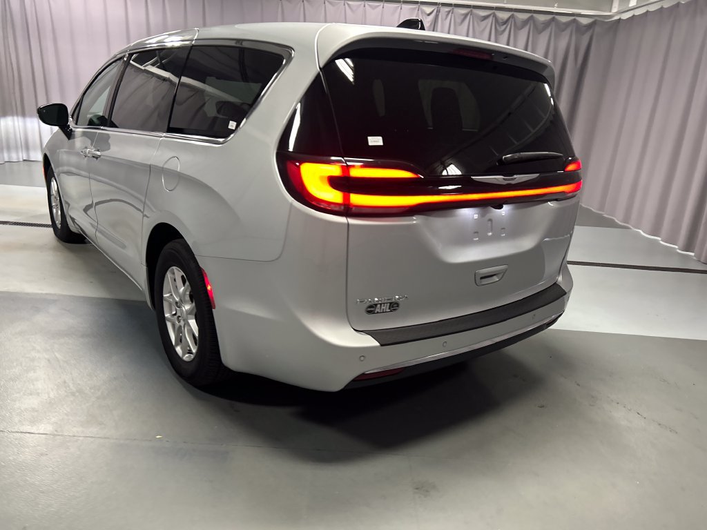 Used 2026 Chrysler Pacifica Select FWD image 5