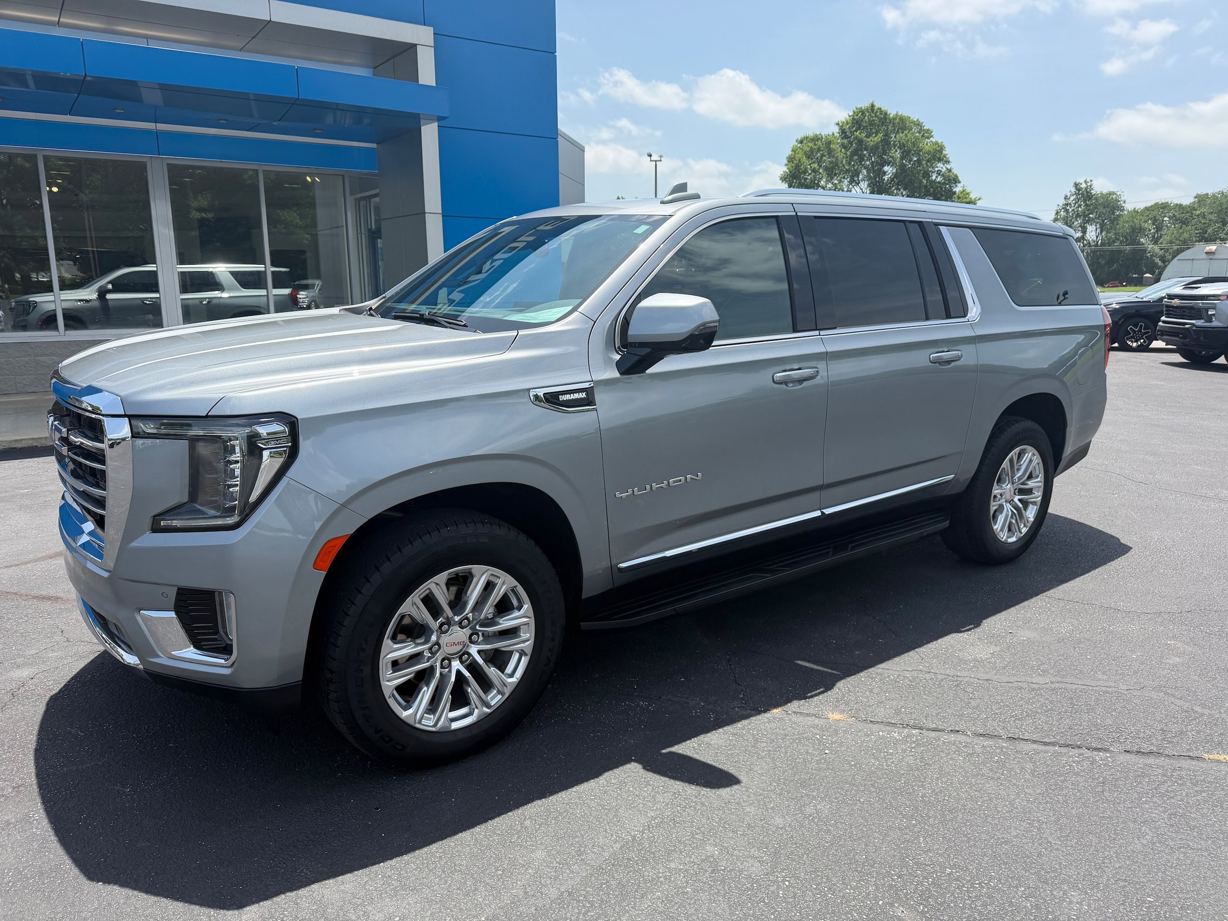 Used 2024 GMC Yukon XL SLT w/ SLT Premium Package AWD/4WD image 2