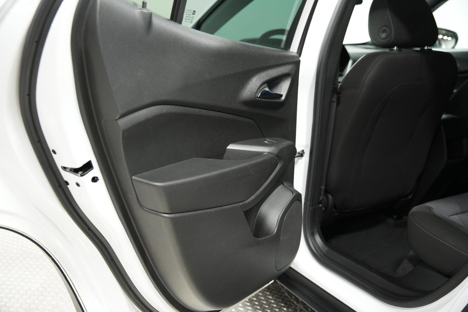 Used 2024 Chevrolet Trax RS w/ Sunroof Package FWD image 21