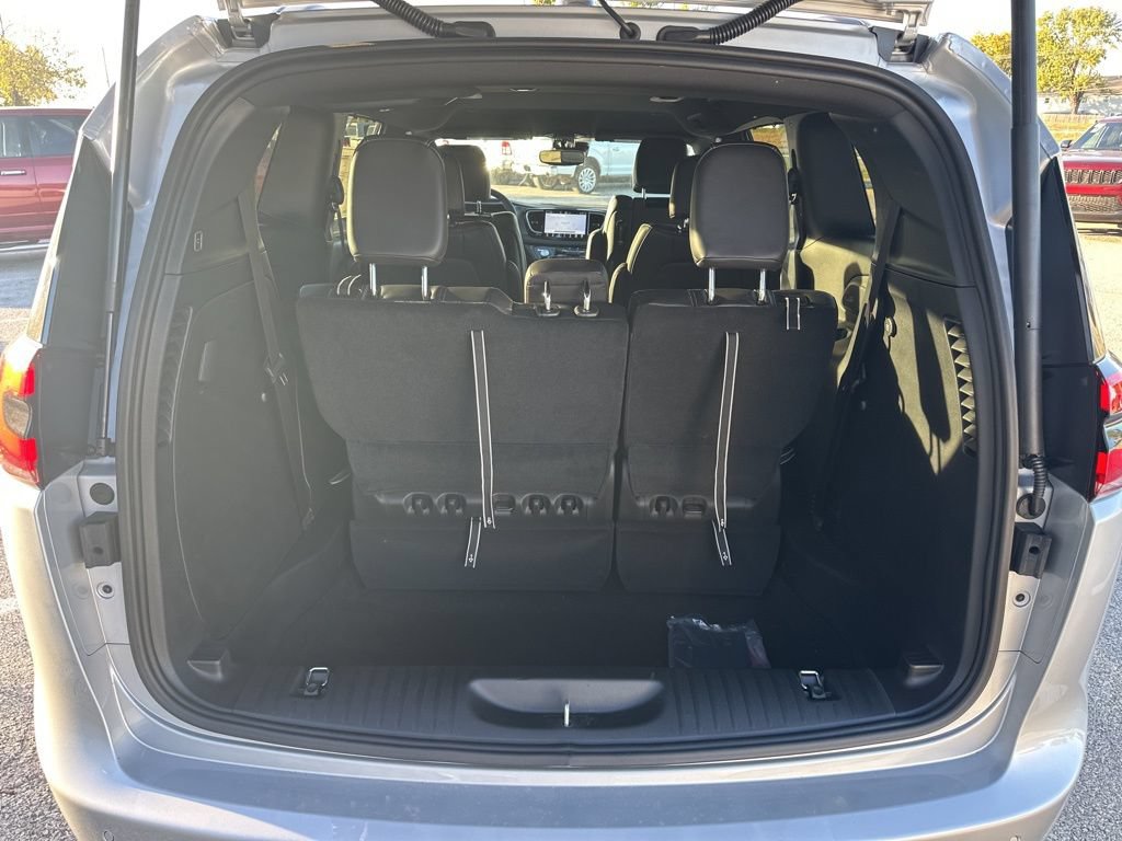 New 2026 Chrysler Pacifica Select FWD image 42