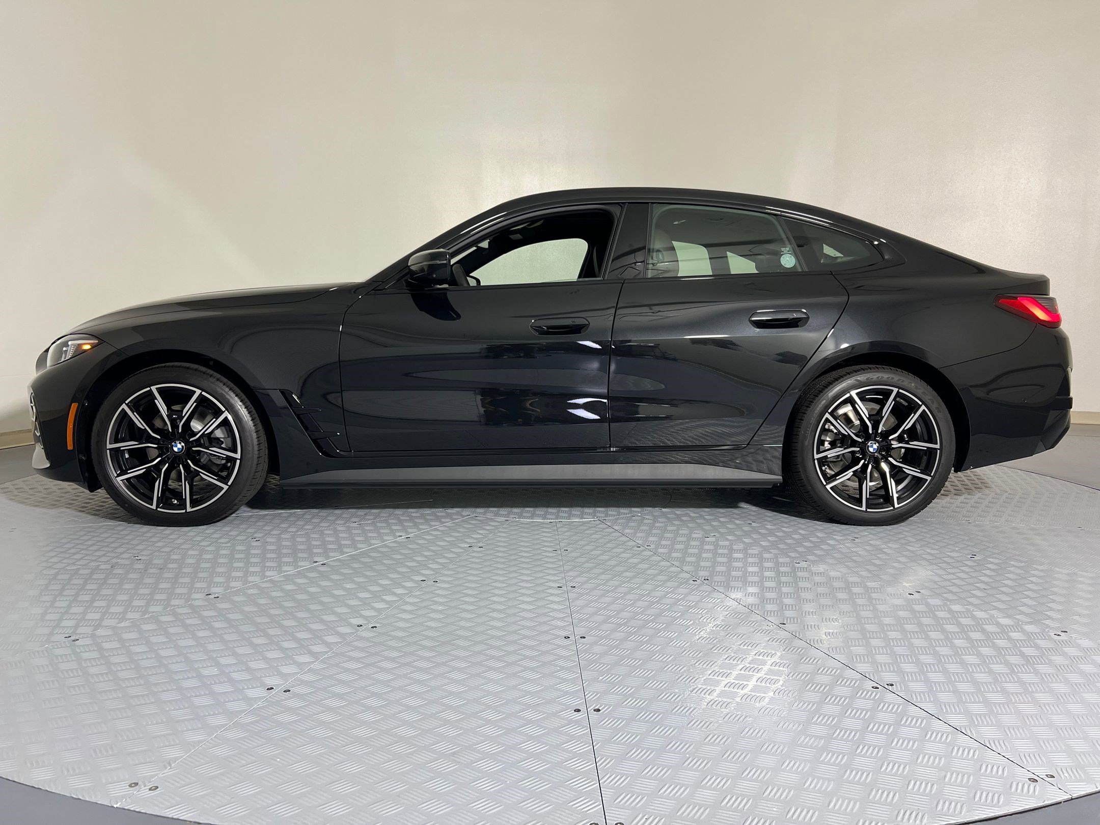 Used 2025 BMW i4 eDrive40 w/ M Sport Package image 2