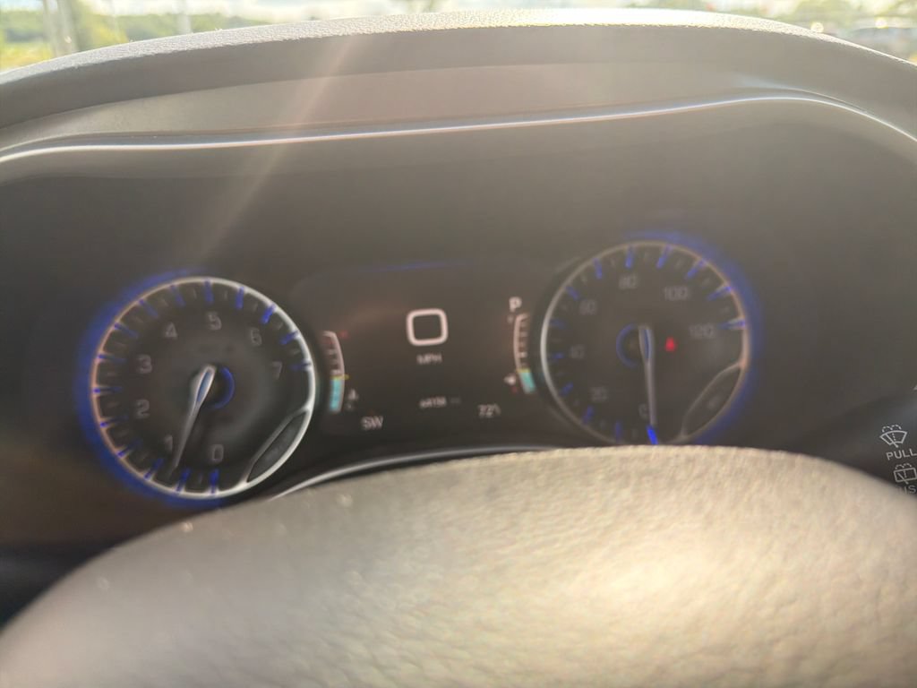 Used 2024 Chrysler Pacifica Touring-L FWD image 27