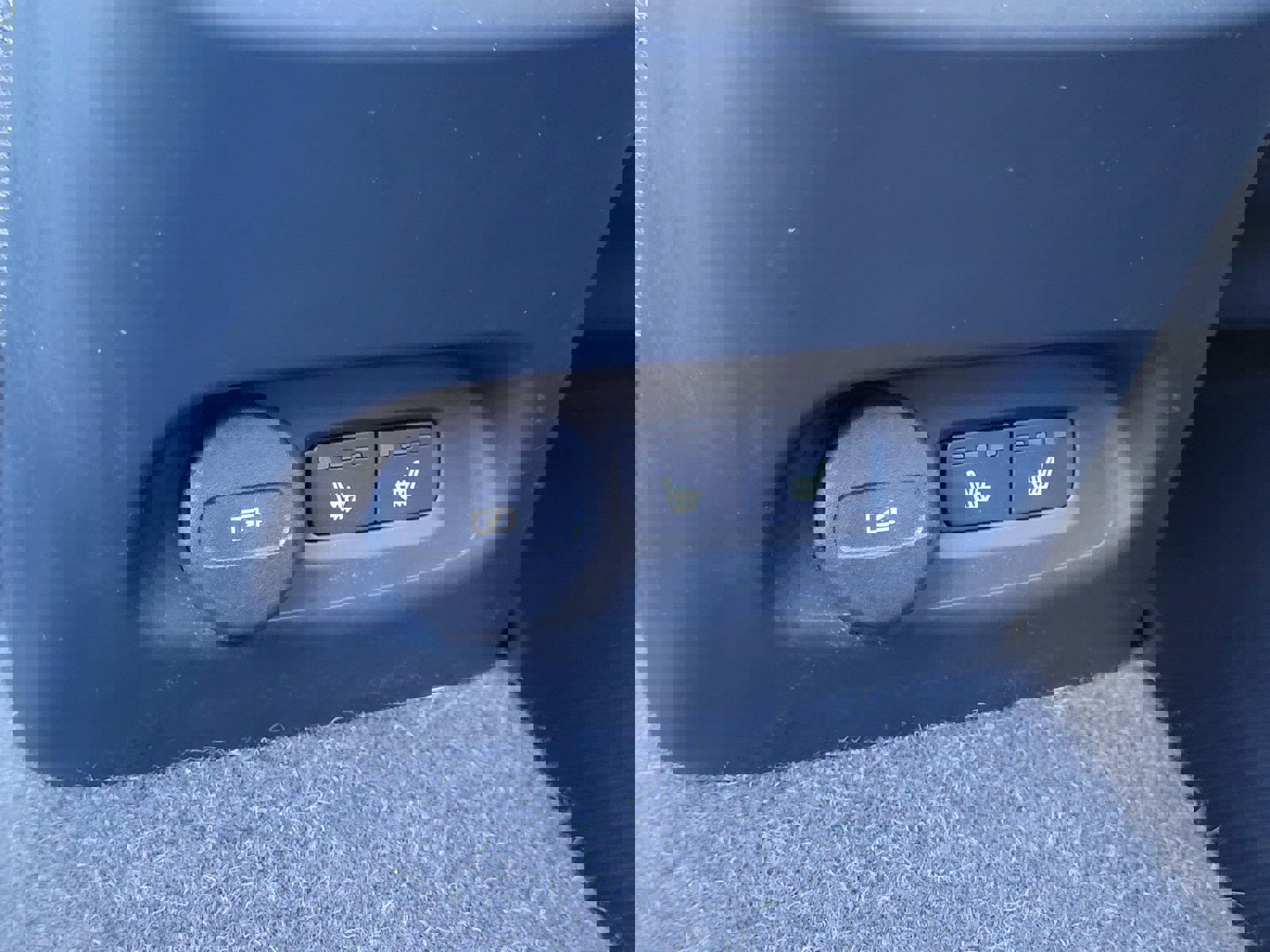 Used 2021 Volvo XC40 P8 Recharge image 14