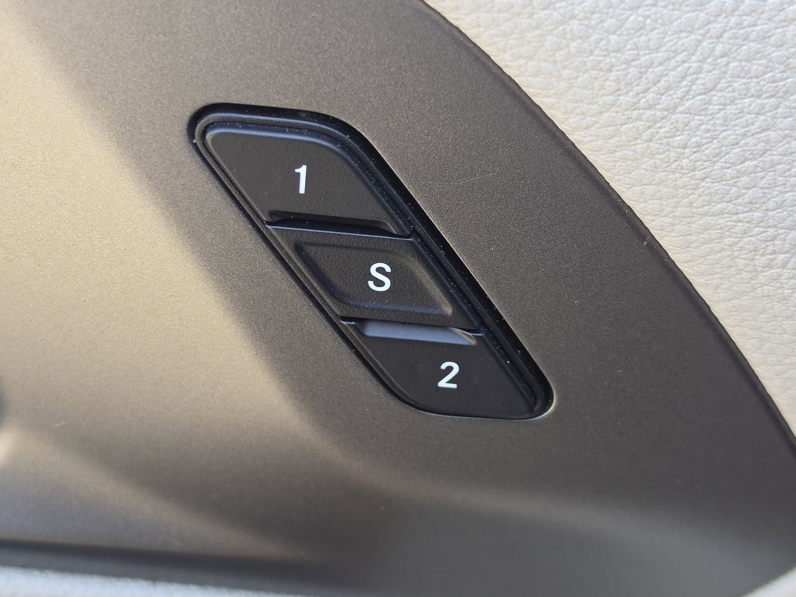 Used 2023 Chrysler Pacifica Touring-L FWD image 17