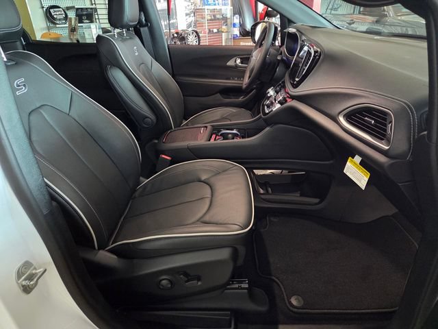New 2027 Chrysler Pacifica Limited w/ S Appearance Package FWD image 17
