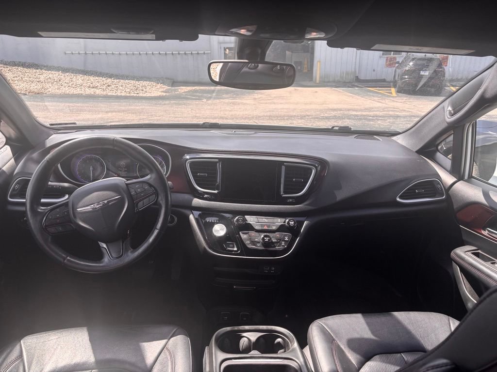 Used 2020 Chrysler Pacifica Touring-L FWD image 10