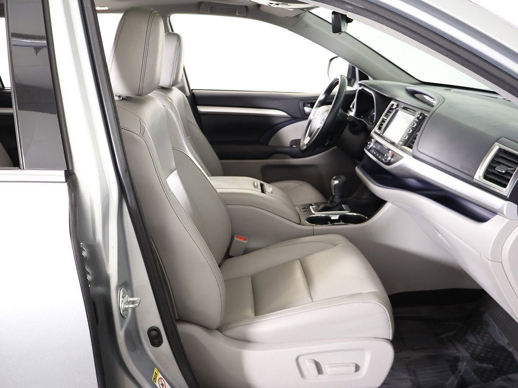 Used 2017 Toyota Highlander XLE image 32