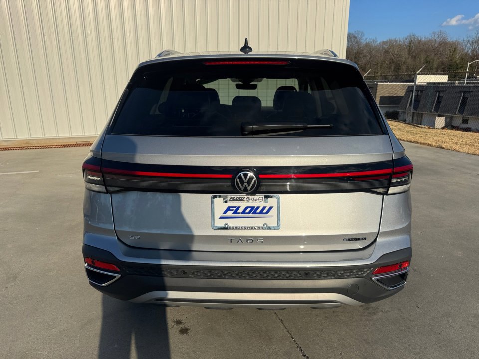 Used 2025 Volkswagen Taos SE w/ Panoramic Sunroof Package image 18