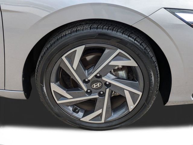 Used 2025 Hyundai Elantra SEL image 11