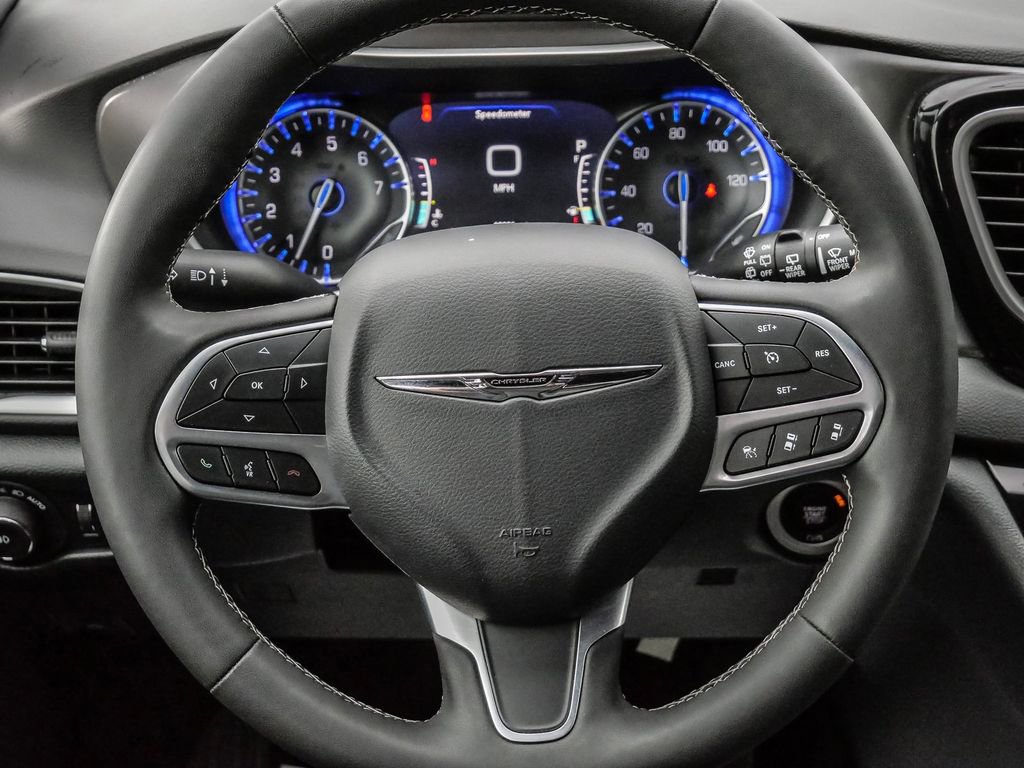 Used 2025 Chrysler Pacifica Select image 28