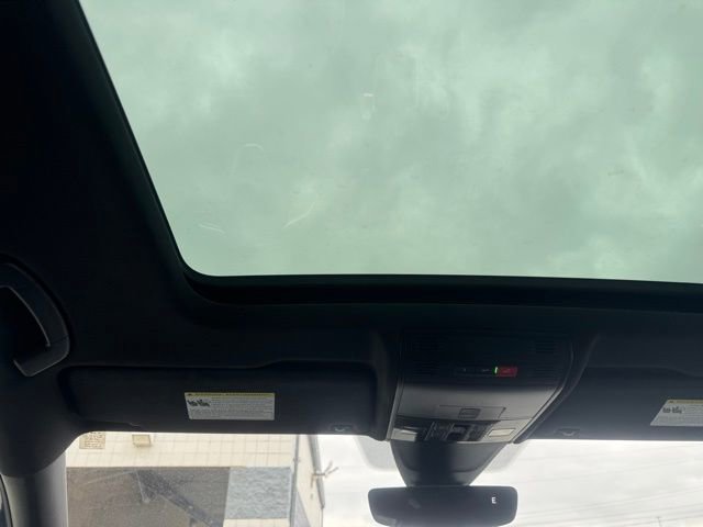 Used 2022 Volkswagen Tiguan SEL R-Line image 17