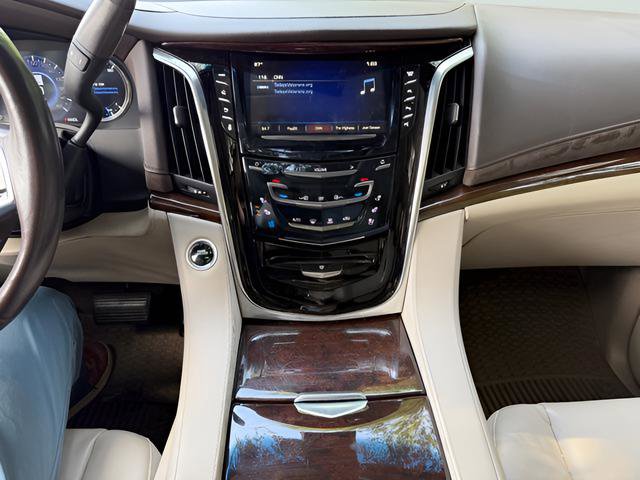 Used 2017 Cadillac Escalade ESV Luxury AWD/4WD image 20
