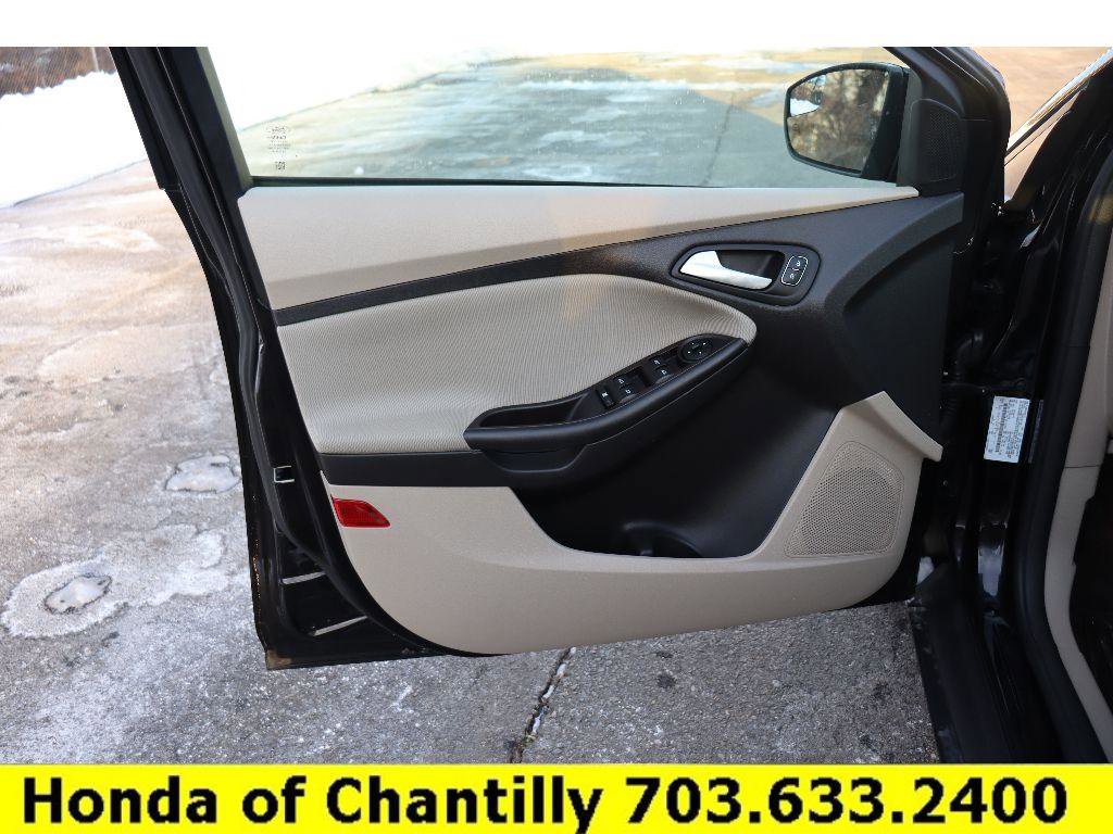 Used 2018 Ford Focus SE w/ SE Appearance Package image 22