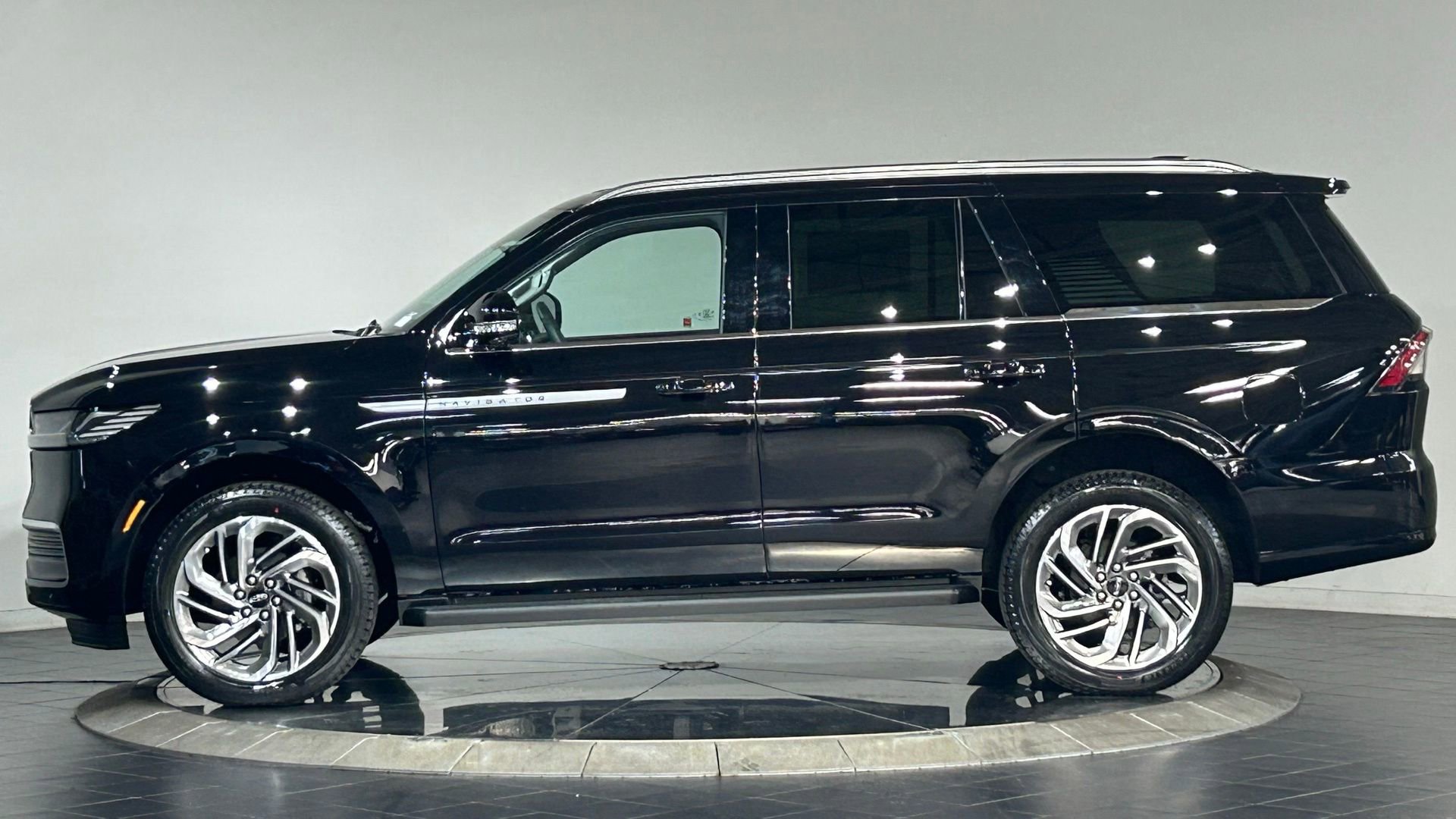 New 2026 Lincoln Navigator Premiere AWD/4WD image 5