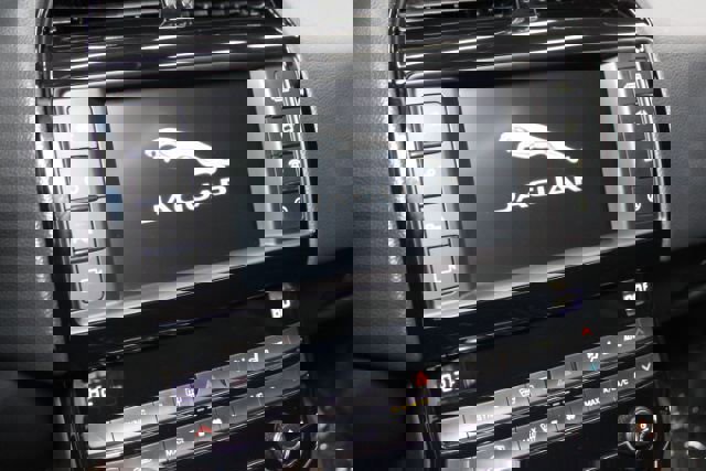 Used 2017 Jaguar XE Premium image 14