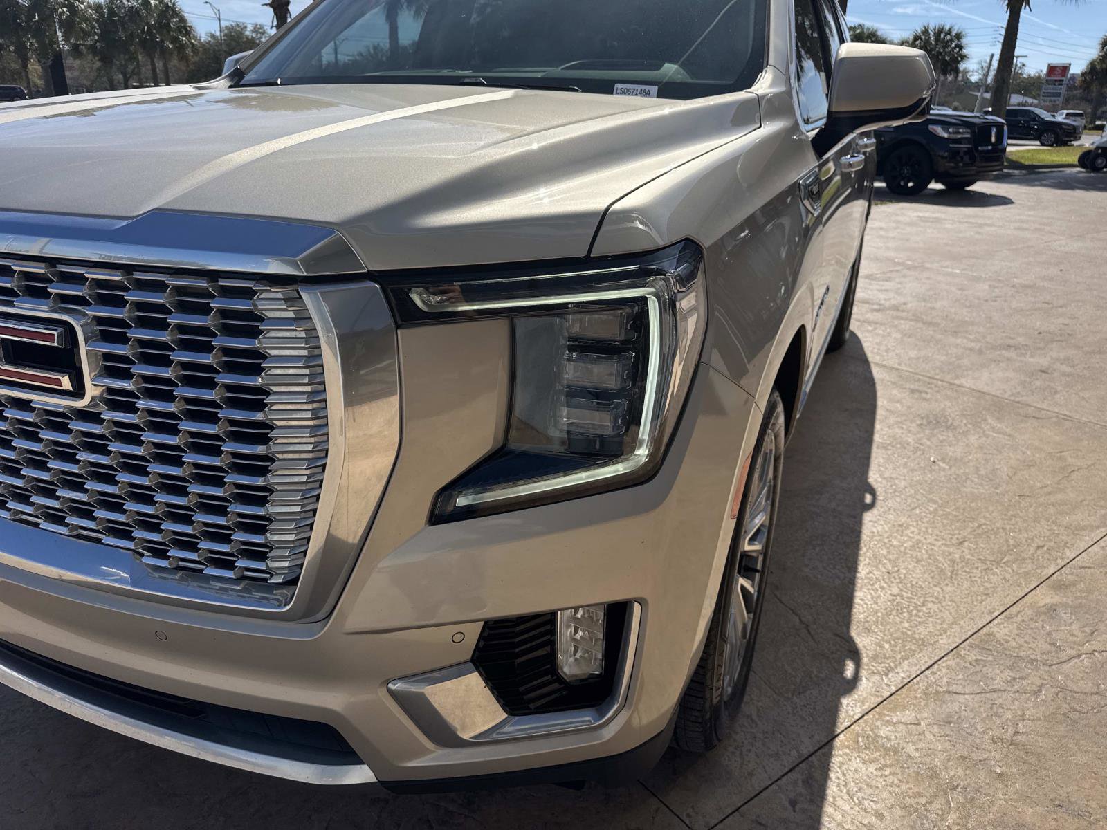 Used 2022 GMC Yukon XL Denali w/ Denali Premium Package image 9