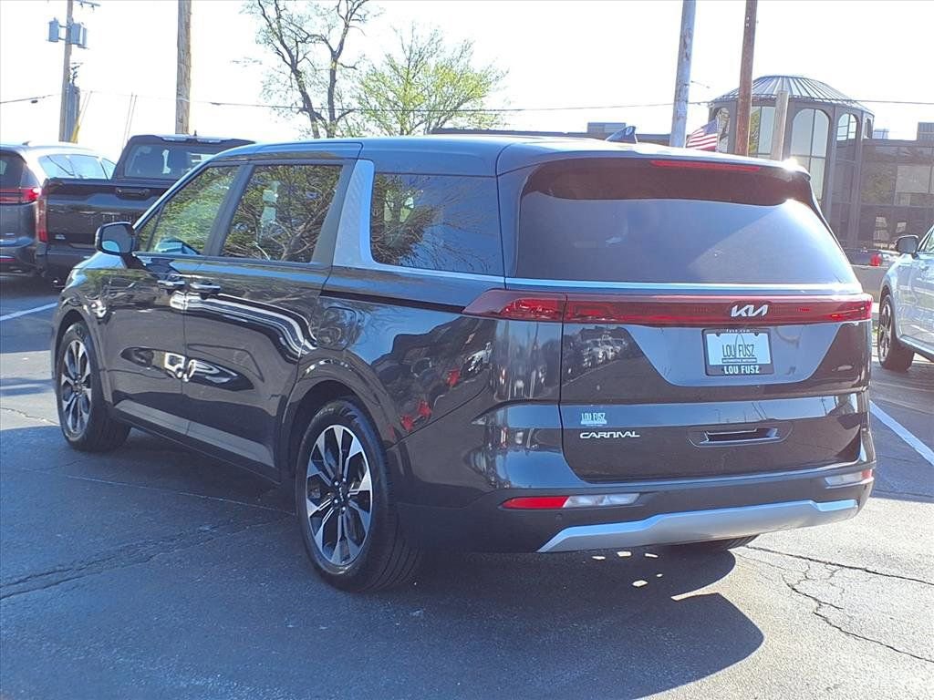 Used 2024 Kia Carnival EX image 2