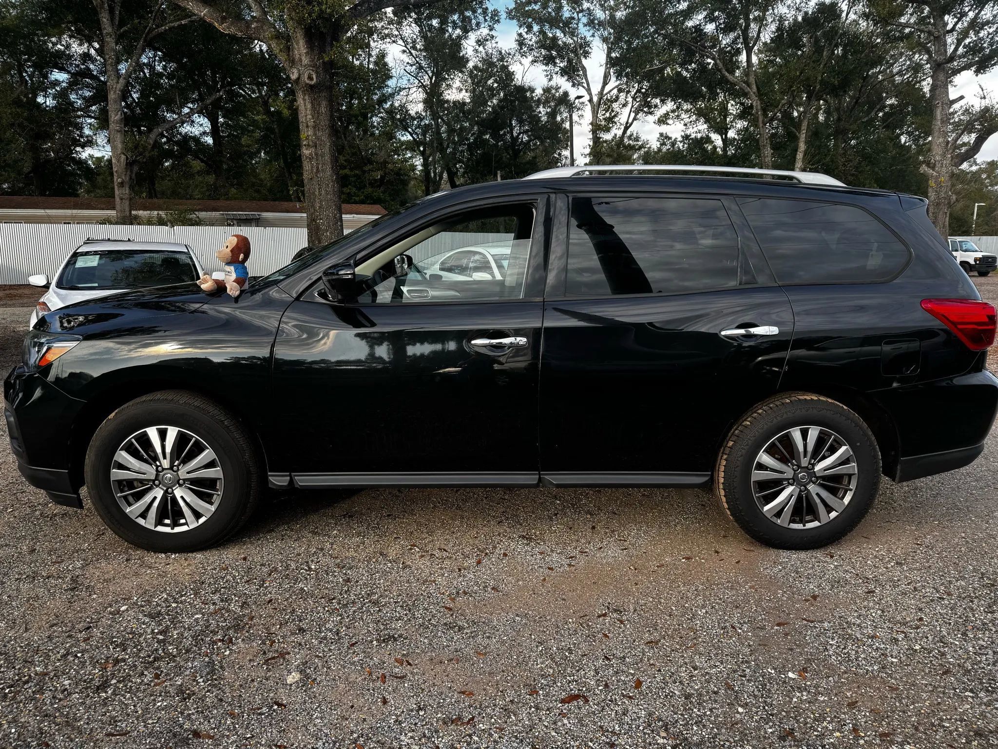 Used 2020 Nissan Pathfinder SL image 2