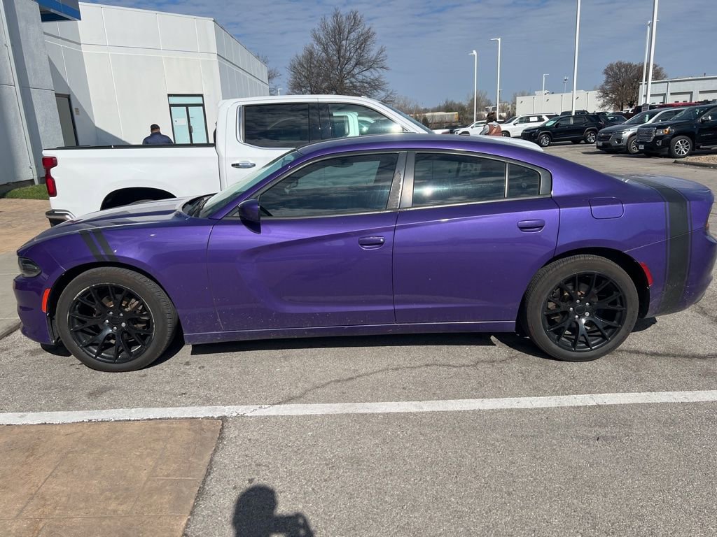 Used 2018 Dodge Charger SXT RWD image 2
