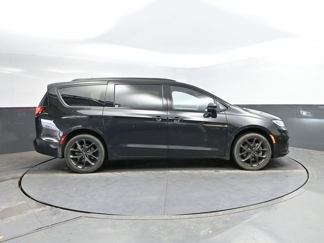 Used 2023 Chrysler Pacifica Touring-L w/ S Appearance Package AWD/4WD image 12