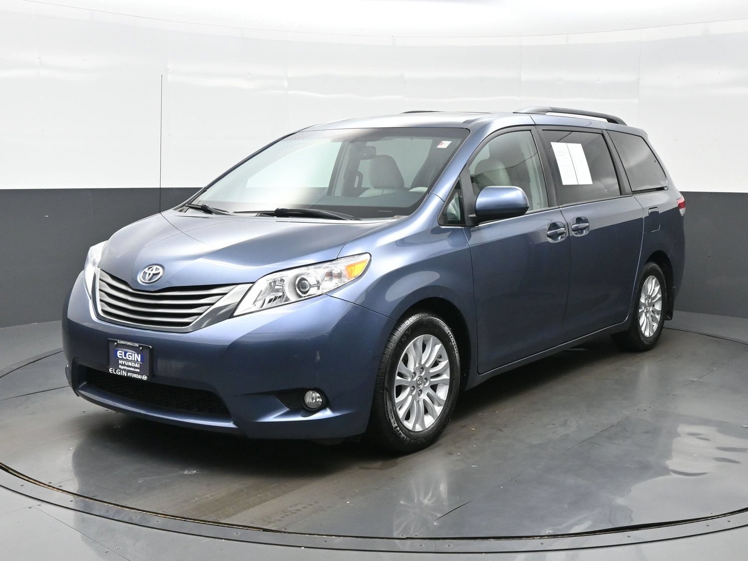 Used 2014 Toyota Sienna XLE FWD image 2