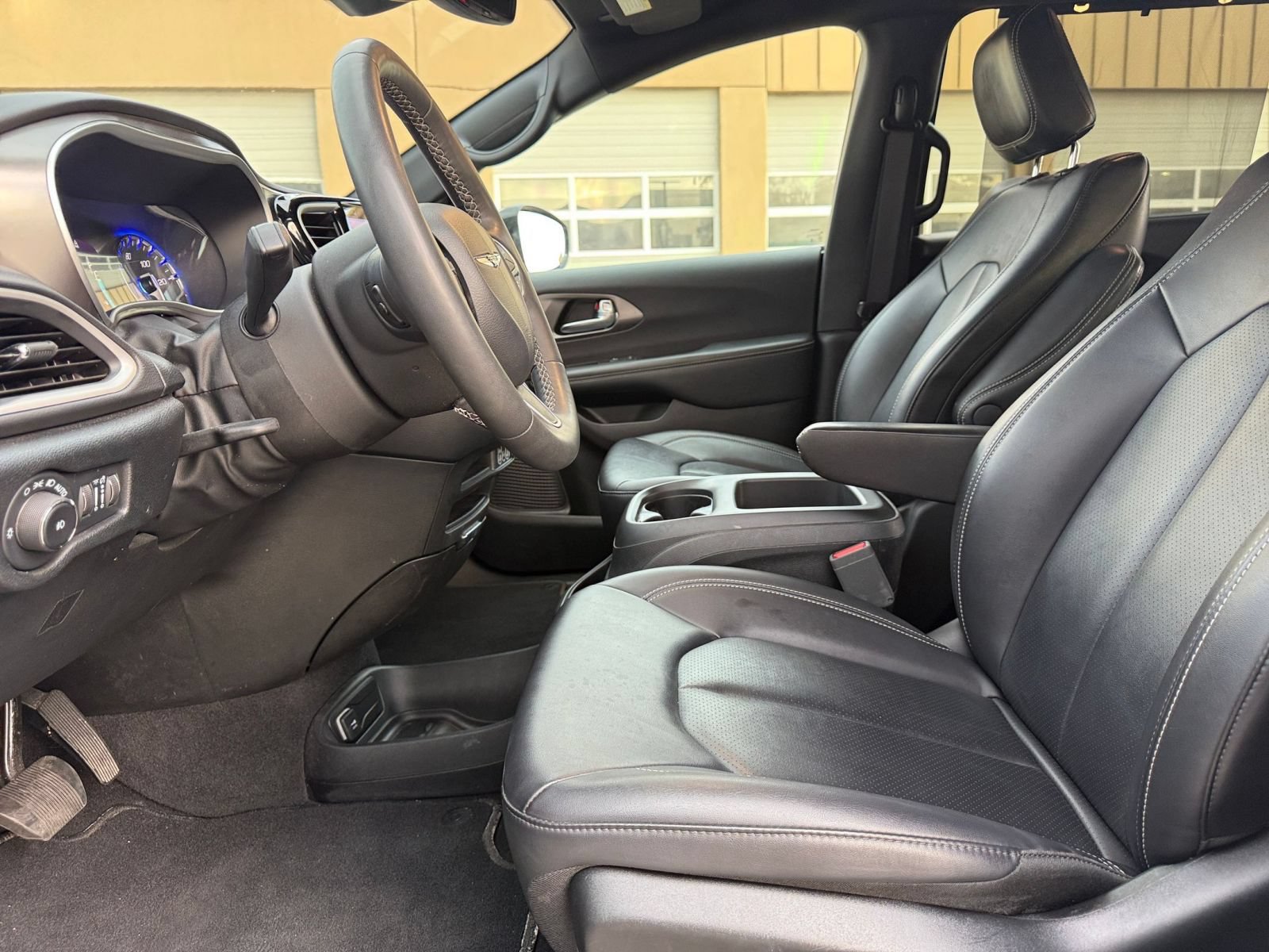 Used 2025 Chrysler Pacifica Select FWD image 27