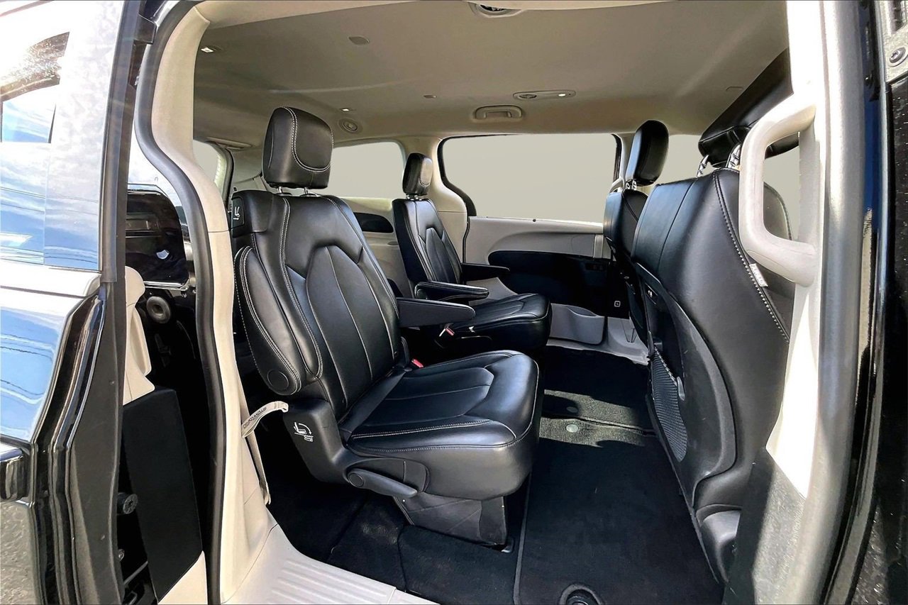 Certified 2024 Chrysler Pacifica Touring-L image 23