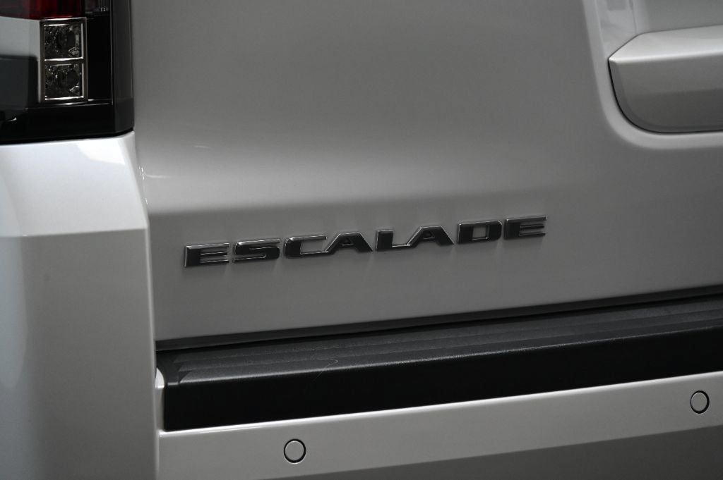 Used 2018 Cadillac Escalade Platinum AWD/4WD image 16