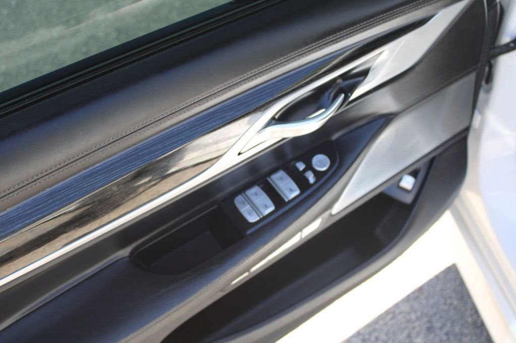 Used 2018 BMW 750i image 18