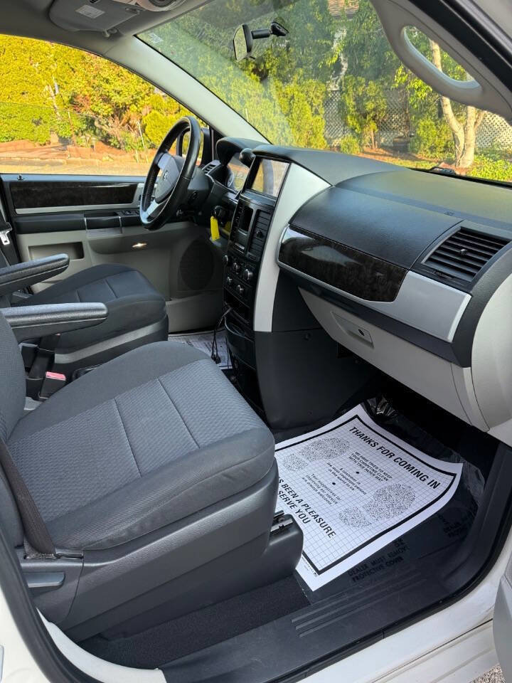 Used 2010 Dodge Grand Caravan SXT FWD image 14