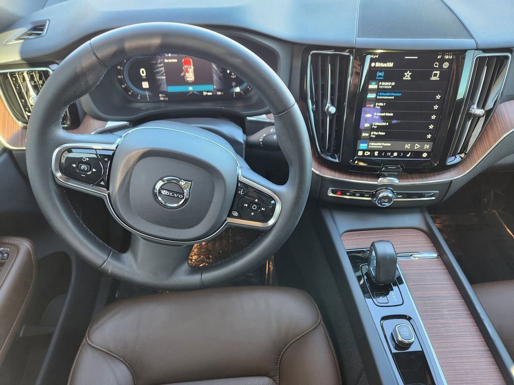 Used 2023 Volvo XC60 B5 Plus image 2