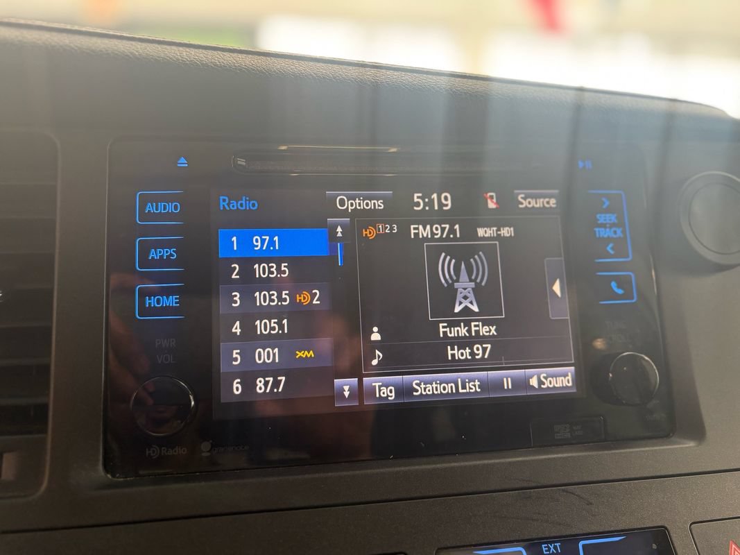 Used 2015 Toyota Sienna SE w/ SE Preferred Package FWD image 33