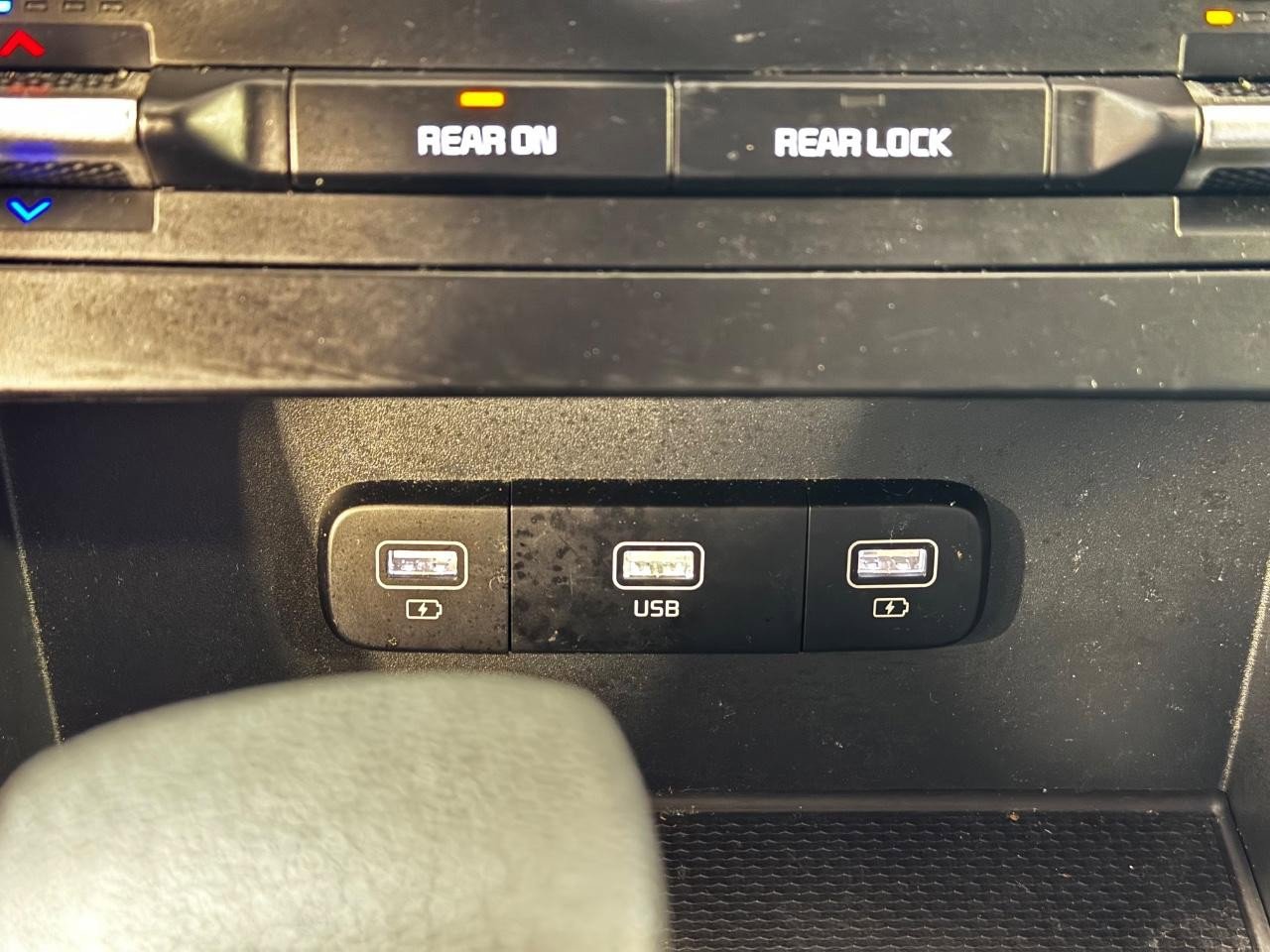 Used 2023 Kia Carnival LX FWD image 25