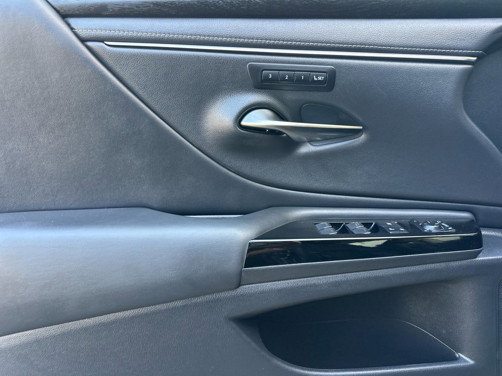 Used 2024 Lexus ES 300h w/ Premium Package image 11