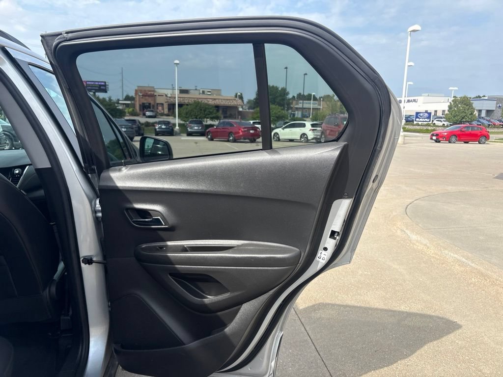 Used 2022 Chevrolet Trax LT w/ LT Convenience Package AWD/4WD image 26