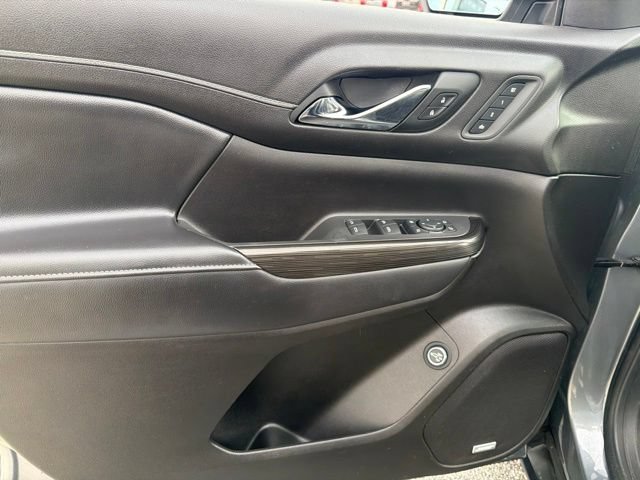 Used 2021 GMC Acadia SLT w/ Technology Package FWD image 13