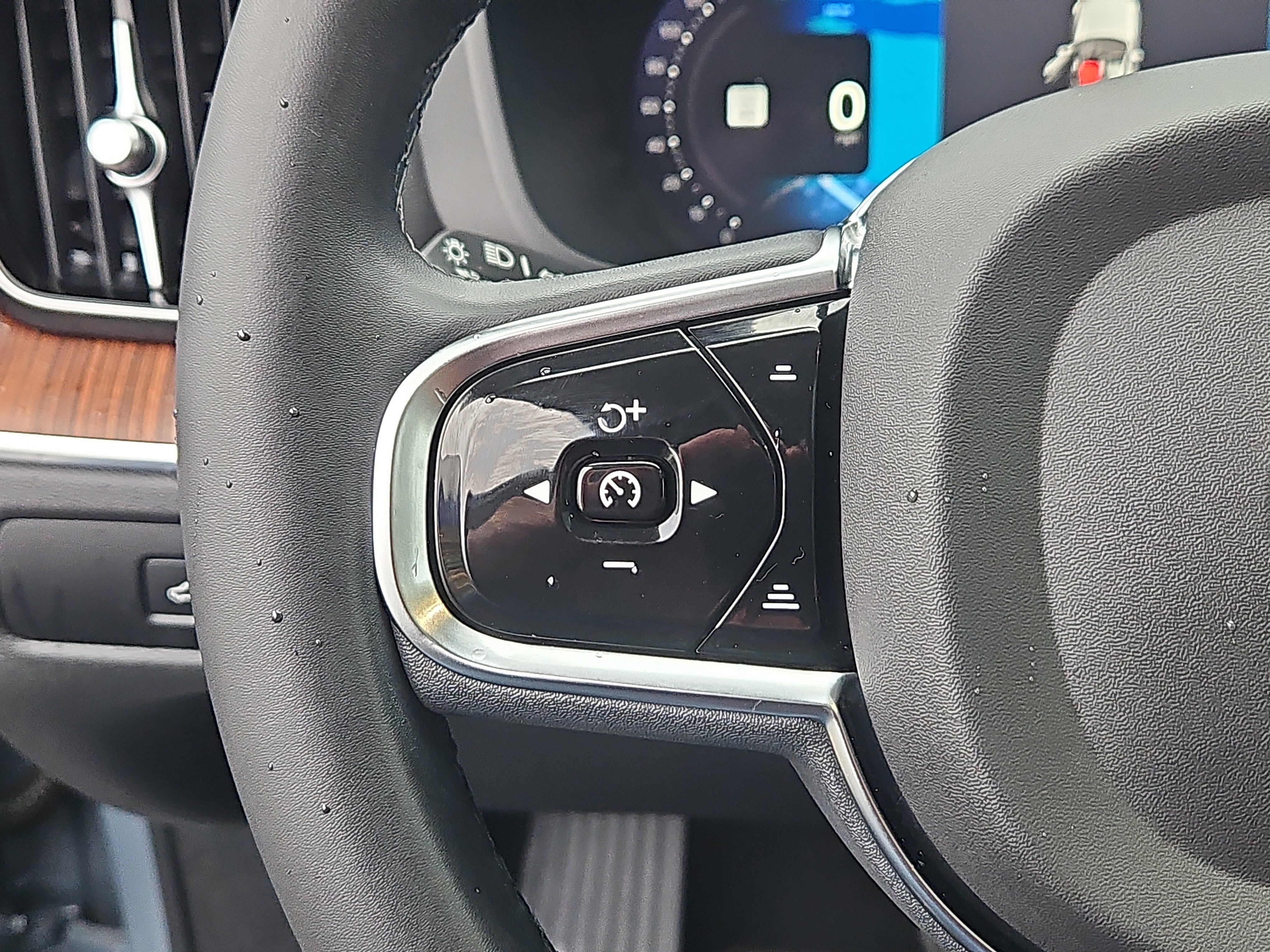 Used 2023 Volvo XC60 B5 Plus w/ Protection Package Premier image 18