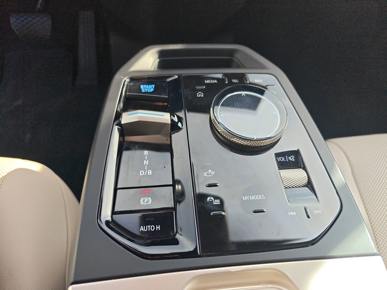 Used 2024 BMW iX xDrive50 w/ Premium Package image 20