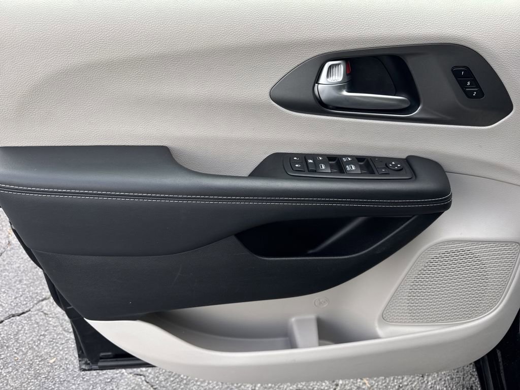 Used 2024 Chrysler Pacifica Touring-L image 10
