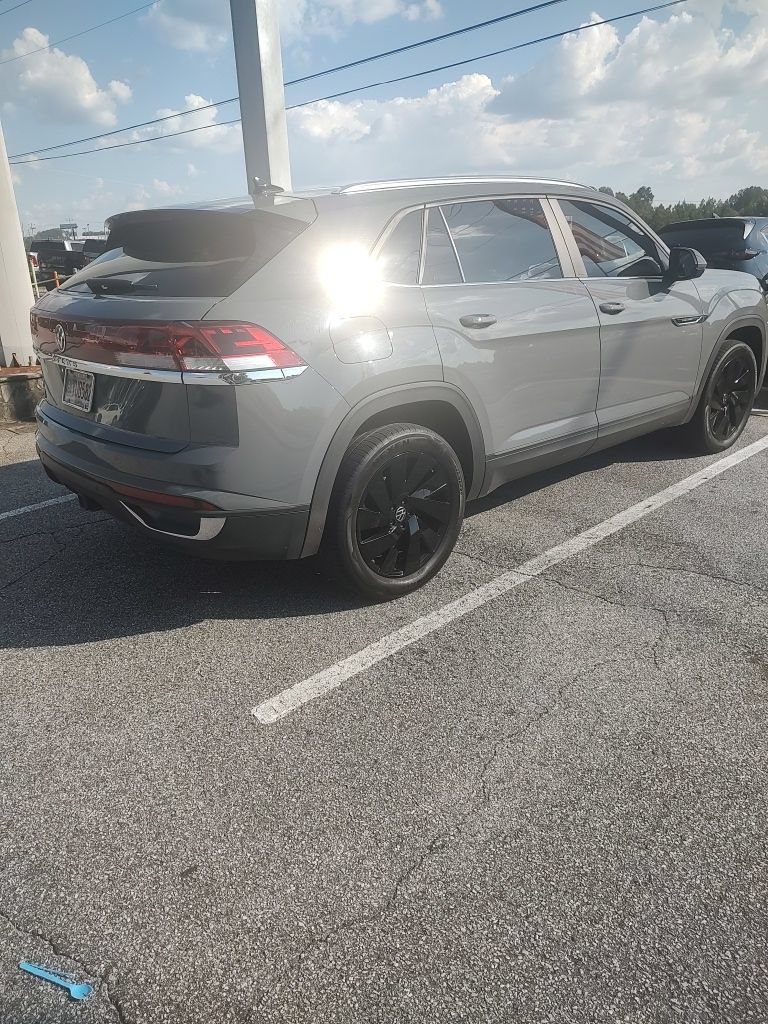 Used 2024 Volkswagen Atlas Cross Sport SE w/ Panoramic Sunroof Package FWD image 2
